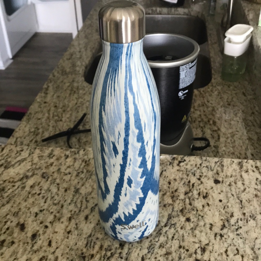 Swell water bottle